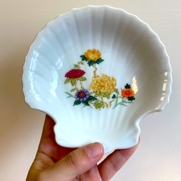 Other - 🔥 5/$30 🔥 Vintage floral design porcelain shell dish